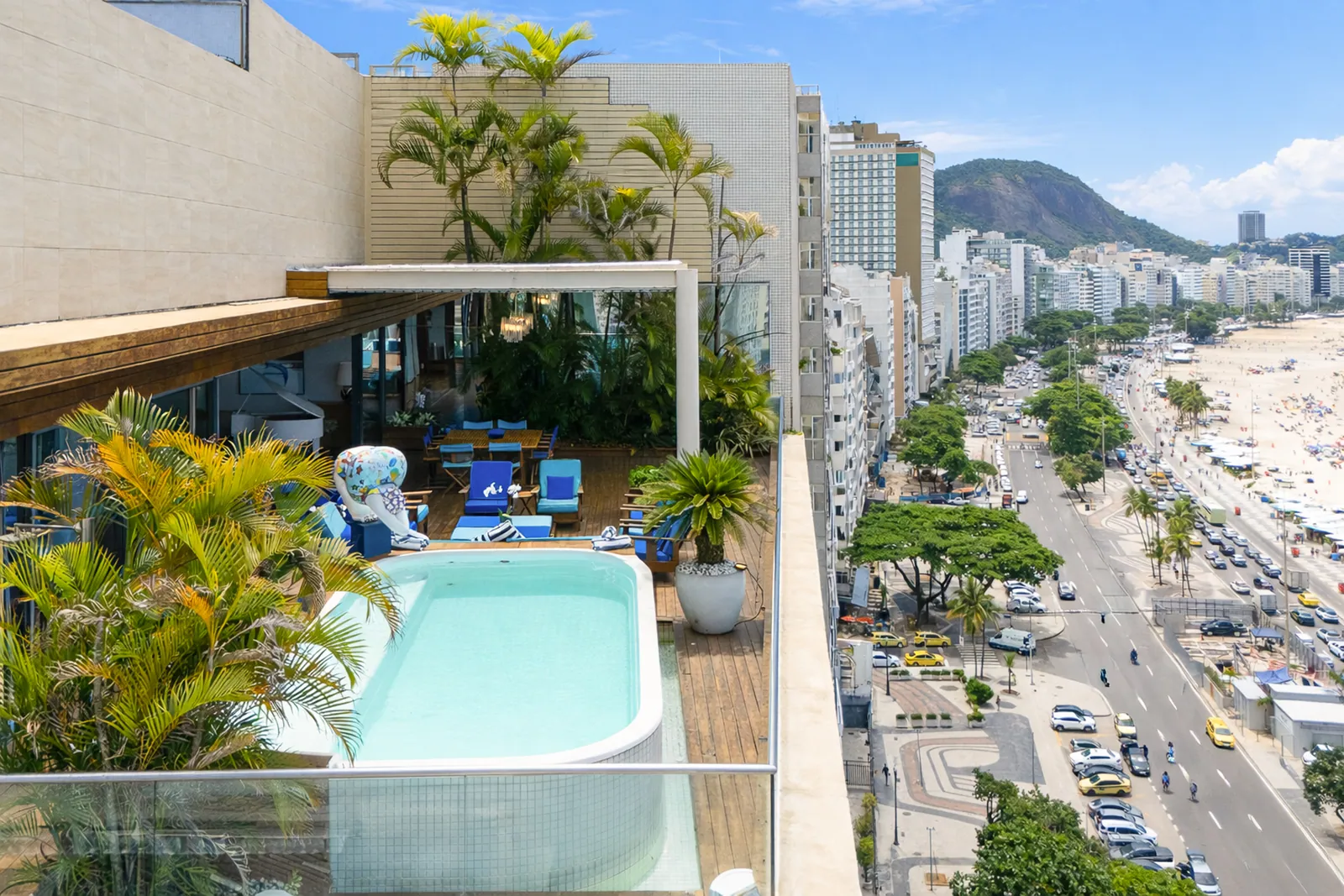 The penthouse and its pool above Avenida Atlântica, beach beyond