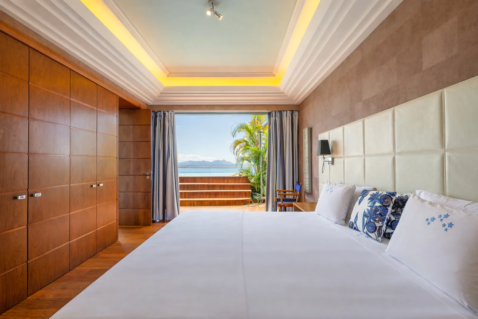 Bedroom panelled in wood, window onto the terrace steps