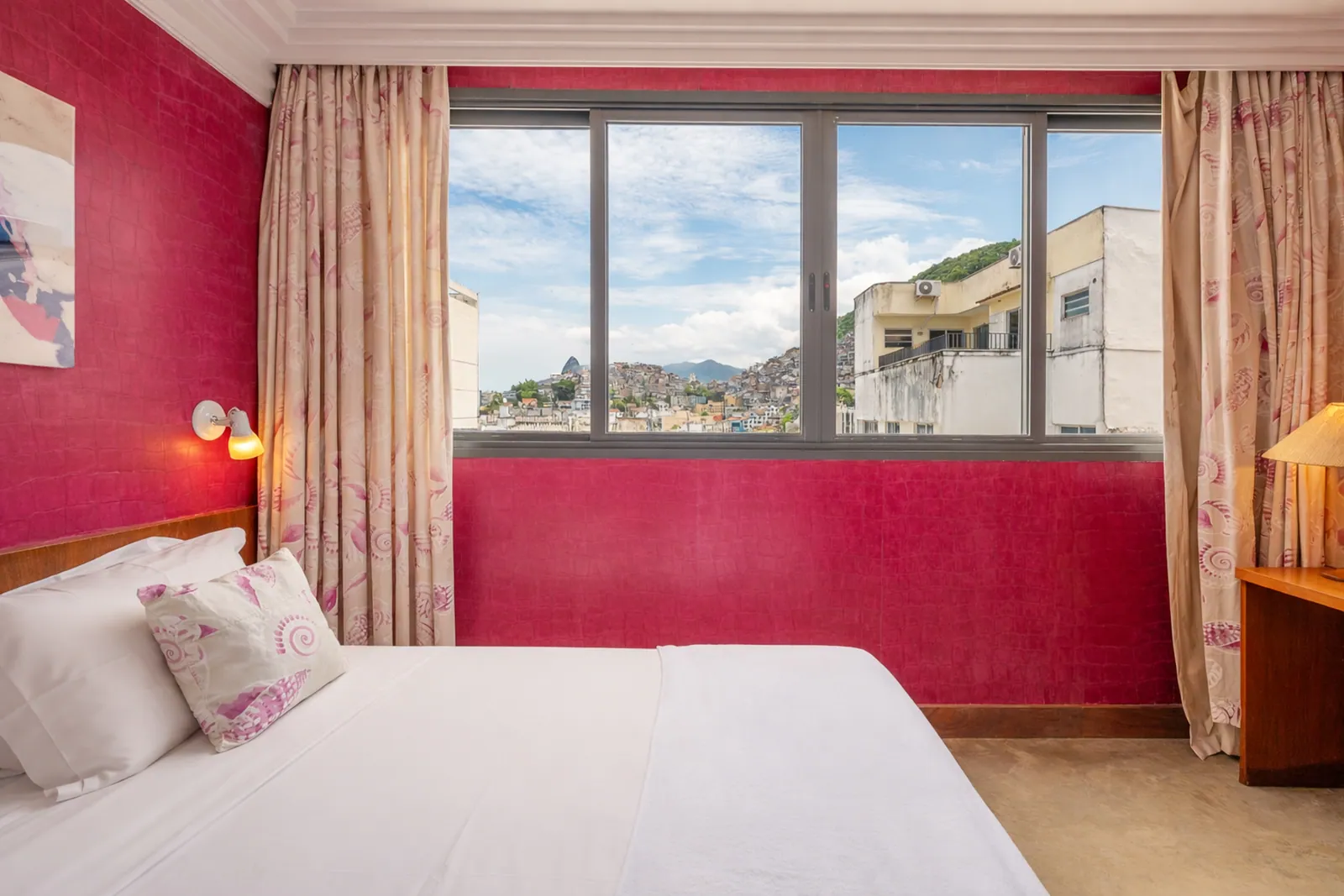 Wide window along the pink bedroom, hills of Rio beyond