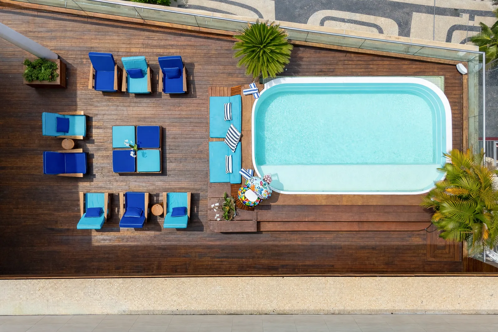 The pool and its loungers seen from directly above