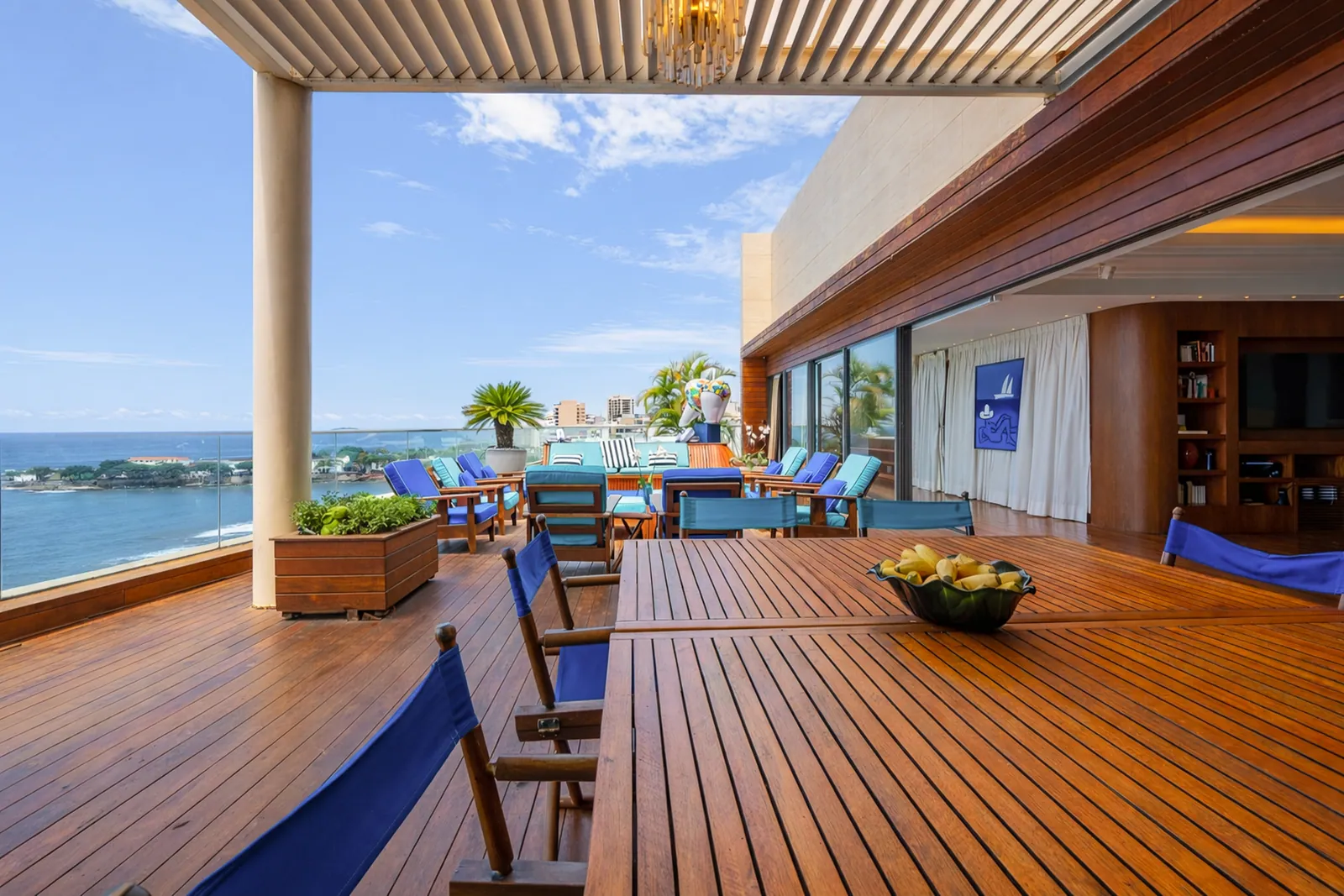 The covered terrace and its wooden deck, sea along the whole width
